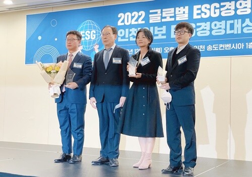 지난 달 개최된 ESG경영대상 시상식에서 민간부분 수상자들이 기념촬영을 하고 있다. 왼쪽에서 세번 째가 씨엘의집 유선영 원장.사진=씨엘의집 제공