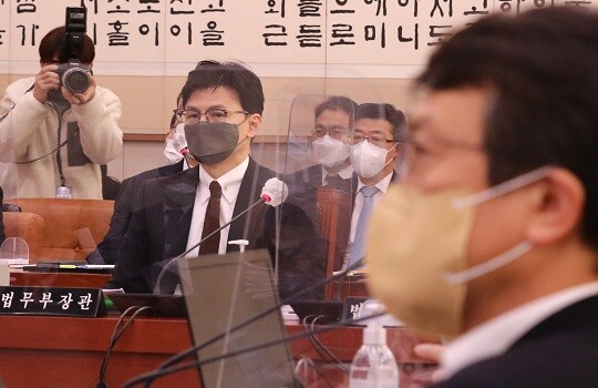 한동훈 법무부 장관이 2022년 12월 7일 국회에서 열린 법제사법위원회 전체회의에 참석한 모습. 한 장관 앞에 김의겸 민주당 의원이 앉아 있다. 사진=박은숙 기자