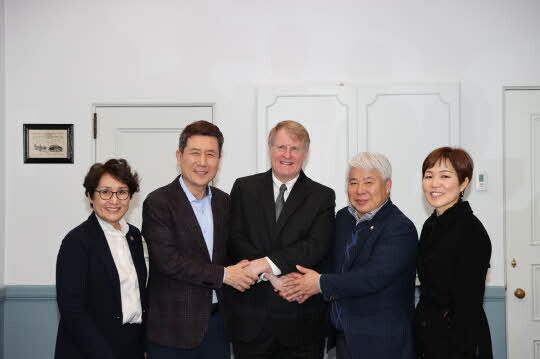 왼쪽에서 두 번째부터 이강덕 포항시장, 리치 피츠제럴드 엘러게니 카운티 수장, 백인규 포항시의회 의장. 사진=포항시 제공
