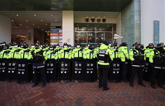 18일 오전 경찰이 압수수색이 진행되고 있는 서울 중구 정동 민주노총 사무실 앞을 통제하고 있다. 사진=연합뉴스