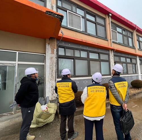 인천광역시교육청이 겨울방학 동안 공사를 진행하는 관내 현장에 대해 민관합동 안전점검을 실시하고 있다. 사진=인천광역시교육청 제공