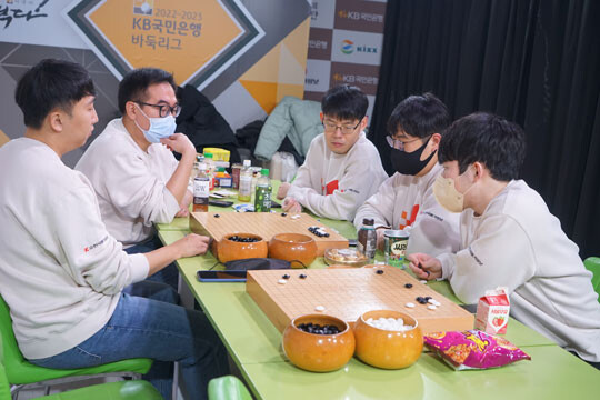 한국물가정보 검토실. 한국물가정보는 강동윤 9단(1지명), 한승주 9단(2지명), 강승민 8단(3지명), 조한승 9단(4지명), 진시영 9단(5지명)으로 팀을 구성했다. 사진=사이버오로 제공