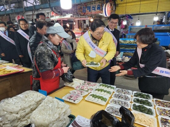 홍태용 시장이 설 대목장 민생현장을 살피는 모습. 사진=김해시 제공