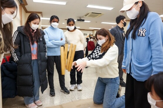 ‘외국인 유학생을 위한 설날 행사’ 개최 모습. 사진=경상국립대 제공