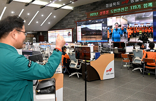 김학홍 경북도 행정부지사가 21일 119종합상황실을 찾아 산불특수대응단과 영상통화를 하며 근무자들을 격려하고 있다. 사진=경북도 제공