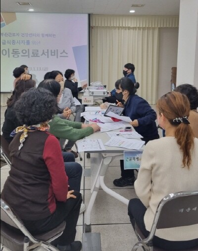 ‘학교 급식종사자를 위한 이동 의료서비스’ 진행 모습. 사진=부산교육청 제공