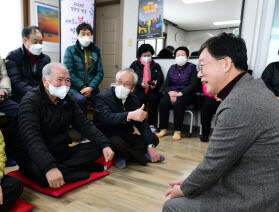 이민근 안산시장은 26일 반월동 건지미경로당을 시작으로 25개 동에 소재한 경로당을 방문하는 소통행정에 돌입했다. 사진=안산시 제공