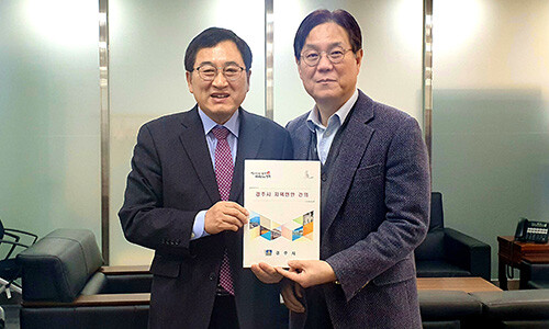 주낙영 경주시장(왼쪽) 27일 대통령비서실 이관섭 국정기획수석 만나 '2025 APEC 정상회의' 경주 유치를 당부하고 있다. 사진=경주시 제공