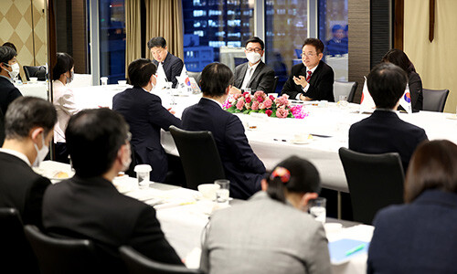 지난 27일 이철우 지사가 일본 전국지사회장인 히라이 신지 돗토리현 지사를 만나 대한민국시도지사협의회의 운영방향 등을 설명하고 있다. 사진=경북도 제공