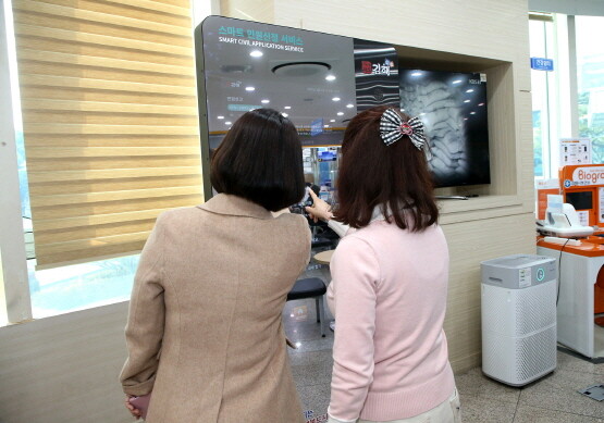 키오스크 시연 모습. 사진=김해시 제공