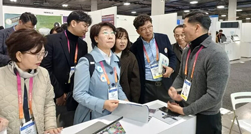 사진은 이달희 경북도 경제부지사(사진 가운데) 등 방문단 일행이 지난달 7일 라스베이거스에서 열린 'CES2023'에서 지역 기업들을 찾아 격려하고 있다. 사진=경북도 제공