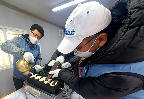 지난 4일 포스코 붕어빵 봉사단이 포항시 장애인종합복지관에서 붕어빵을 만들고 있다. 사진=포스코 제공