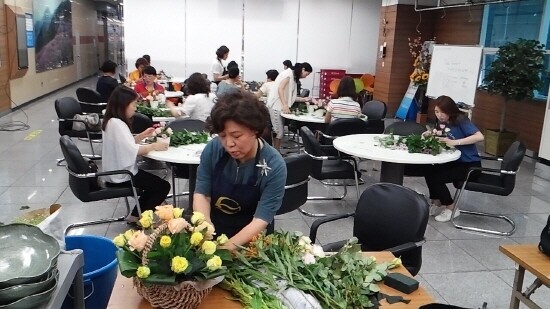 창원지사 문화센터 꽃꽃이 강좌 모습. 사진=한국마사회 창원지사 제공