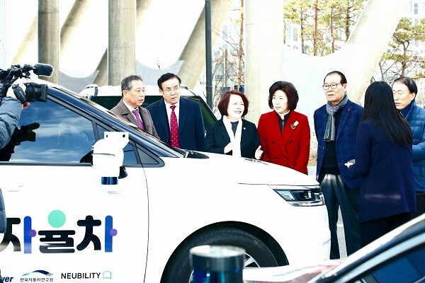 14일 대구시의회 경제환경위원회가 대구테크노폴리스의 대구테크비즈센터에서 오토노머스에이투지가 개발한 자율주행차에 대한 설명을 듣고 있다. 사진=대구시의회 제공