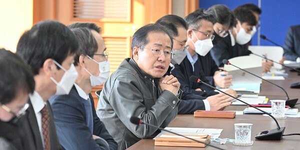20일 시청산격청사에서 열린 간부회의에서 홍준표 시장이 각 부서별 현안 보고를 듣고 운영 방안에 대해 제시하고 있다. 사진=대구시 제공