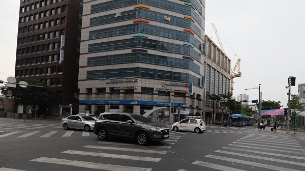 대구시는 '자동차 탄소중립포인트제'를 전국 최대 규모로 운영한다. 사진은 대구 중구의 네거리에서 승용차들이 지나가고 있다. 사진=남경원 기자