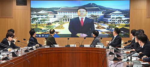 지난 21일 열린 간부회의에서 'AI도지사 영상메시지'를 시연하고 있다. 사진=경북도 제공