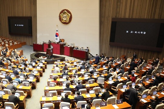 24일 서울 여의도 국회에서 열린 본회의에서 이재명 더불어민주당 대표에 대한 체포동의안이 보고되고 있다. 사진=박은숙 기자