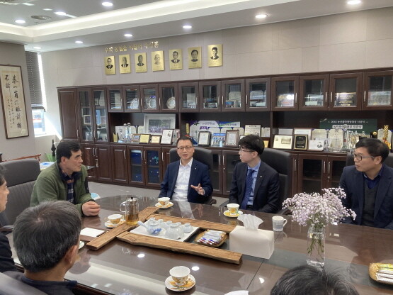 옥종농협을 방문해 공명선거 추진실태를 점검하고 있는 모습. 사진=경남농협 제공