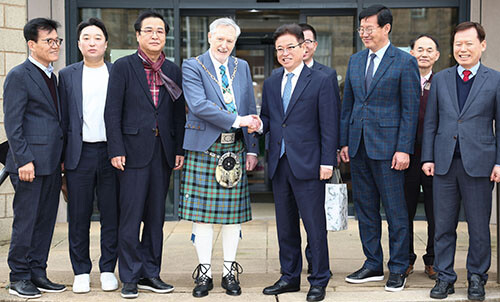 이철우 지사가 머리(Moray) 카운티 시장과 면담을 갖고 기년쵤영을 하고 있다. 사진=경북도 제공