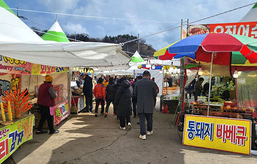 대게축제기간 대게 부스 보다 먹거리 판매 부스 등이 더 많다는 지적이 일었다.