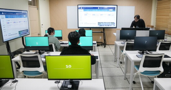 경상국립대학교는 4차 산업혁명과 미래 교육 대전환에 대비하기 위해 교육부 재정지원사업비를 투입하여 디지털 체험공간 19실을 구축 완료했다. 사진=경상국립대 제공