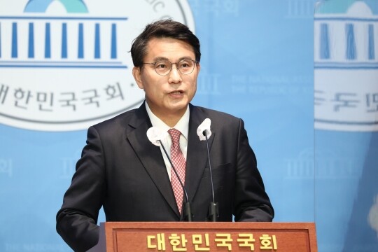 윤상현 국민의힘 의원이 2월 2일 오후 서울 여의도 국회 소통관에서 당 대표 출마선언 기자회견을 하고 있다. 사진=박은숙 기자