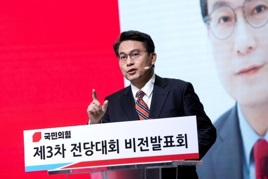 윤상현 국민의힘 당대표 후보가 2월 7일 오전 서울 강서구 ASSA빌딩 방송스튜디오에서 열린 국민의힘 제3차 전당대회 비전 발표회에서 비전발표를 하고 있다. 사진=국회사진취재단