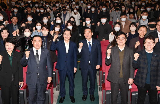 이재준 시장, 김동연 지사가 특강 후 공직자들과 함께하고 있다. 사진=수원시 제공