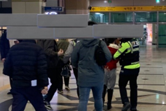 지난 3일 수인분당선 지하철 안에서 흉기를 휘둘렀던 30대 여성 A 씨가 경찰에 현행범으로 체포된 모습. 사진=트위터