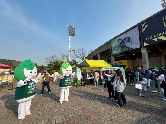 경남FC 홈개막전서 홍보를 펼치는 모습. 사진=경남도 제공