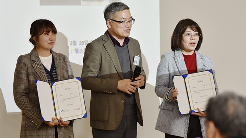 이날 자문위원으로 위촉된 여현정 군의원(왼쪽)과 오혜자 군의원(오른쪽). 사진 중앙은 최충기 이사장. 사진=양평군에너지협동조합 제공