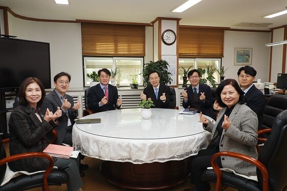 하은호 군포시장이 7일 임태희 경기도교육감과 미래교육협력지구 업무협약을 체결한 뒤 기념촬영하고 있다. 사진=군포시 제공
