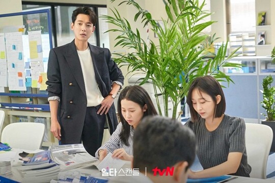 일타 강사들은 수업 준비와 교재를 총괄하는 실장을 두고, 그 밑에 많게는 20~30여 명에 이르는 조교들을 채용해 팀으로 움직인다. 사진=tvN ‘일타 스캔들’ 홈페이지