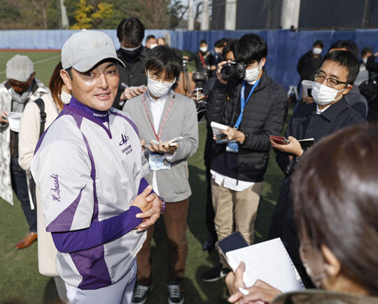 오타니의 고교 은사 사사키 히로시 감독은 오타니에게 쓰레기 줍기를 가르친 일화로 유명하다. 사사키 감독이 2021년 오타니의 아메리칸리그 MVP 선정과 관련해 인터뷰에 응하고 있다. 사진=교도/연합뉴스