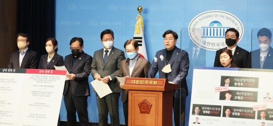 더불어민주당 검찰독재정치탄압대책위원회 박범계 상임위원장, 박찬대 공동위원장 등이 2022년 11월 23일 오후 국회 소통관에서 기자회견을 열고 ‘윤석열 사단’으로 채워진 서울중앙지검이 정부 전담 수사부로 전락했다며 비판하고 있다. 사진=박은숙 기자