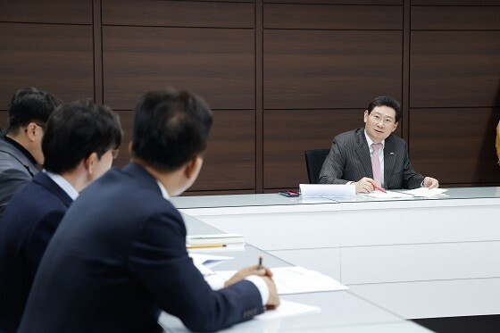 이상일 용인특례시장이 장학재단과 자원봉사센터, 청소년미래재단으로부터 합동 업무보고를 받고 있다. 사진=용인특례시 제공