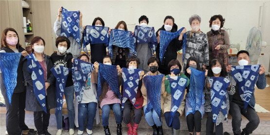지난해 기장군농업기술센터에서 천연염색·규방공예 교육을 진행한 뒤 기념촬영을 갖는 모습. 사진=기장군 제공