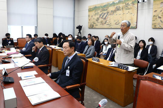 한만위 민족사관학교 교장이 3월 9일 오전 서울 여의도 국회에서 열린 교육위원회 전체회의에서 의원 질의에 답변하고 있다. 사진=박은숙 기자