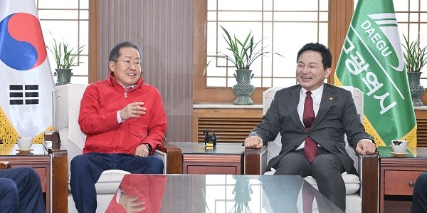 홍준표 대구시장과 원희룡 국토교통부 장관이 20일 대구시청에서 만나 신공항특별법 등 다양한 현안을 두고 머리를 맞댔다. 사진=대구시 제공