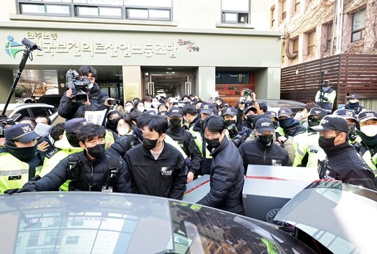 윤석열 대통령은 현재 국정원 주도로 진행 중인 민주노총 국가보안법 위반 혐의 수사 진행 상황을 언급하며 “국정원 대공수사권 폐지는 잘못됐다”고 말했다. 1월 18일 민주노총 전국보건의료산업노동조합 사무실에서 국정원 직원들이 압수품을 옮기고 있다. 사진=연합뉴스