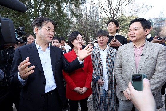 이동환 고양특례시장이 21일 원희룡 국토부장관과 노후계획도시 현장을 점검하고 있다. 사진=고양특례시 제공