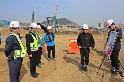 부산신항 서컨테이너터미널 건설현장 안전점검 장면. 사진=BPA 제공