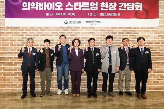 셀트리온 연구개발부문장 권기성 부사장(왼쪽 다섯번째), 중소벤처기업부 이영 장관(왼쪽 네번째), 의약바이오 스타트업 관계자들이 현장 간담회에서 기념촬영을 하고 있다. 사진=셀트리온 제공