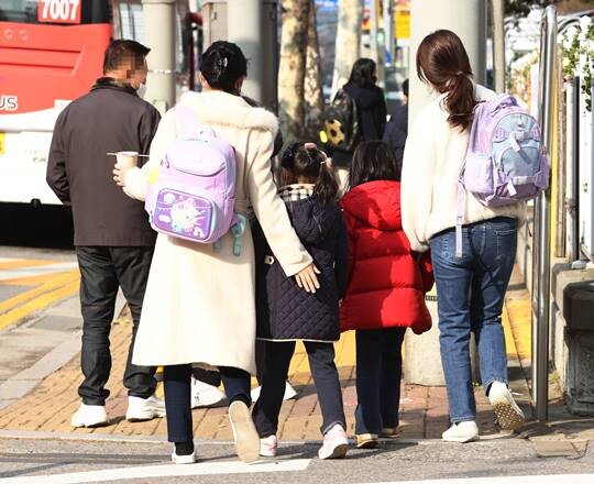 서울시내 한 초등학교에서 초등학생들이 엄마와 함께 하교하는 모습. 기사 특정내용과 관련없음. 사진=연합뉴스