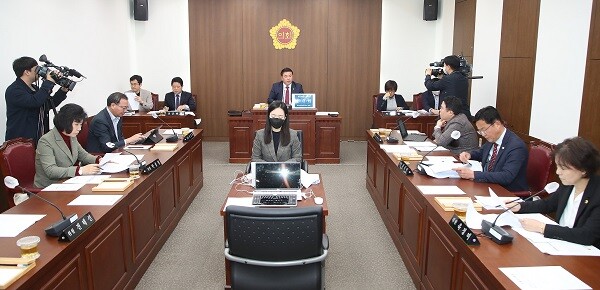 23일 대구시의회 운영위가 '대구시의회 의원 의정활동비 등 지급에 관한 조례 전부개정조례안'을 통과시키고 있다. 사진=대구시의회 제공