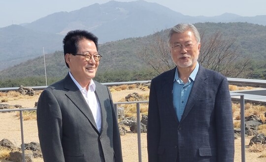 박지원 전 국정원장이 양산 사저에서 문재인 전 대통령을 예방하고 있다. 사진=박지원 전 원장 SNS