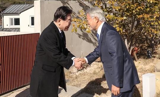 1월 2일 더불어민주당 이재명 대표가 경남 양산시 평산마을 문재인 전 대통령 사저를 방문, 새해인사를 나누고 있다. 사진=더불어민주당 제공