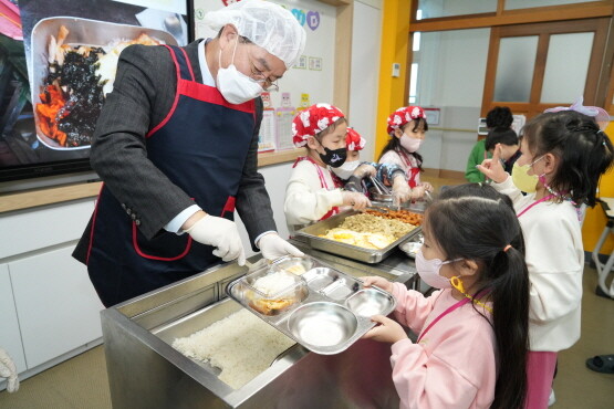 하윤수 교육감의 배식 장면. 사진=부산시교육청 제공