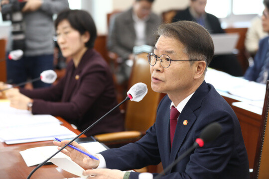 이정식 고용노동부 장관이 3월 21일 오전 국회에서 열린 환경노동위원회 전체회의에서 의원 질의에 답변하고 있다. 사진=박은숙 기자
